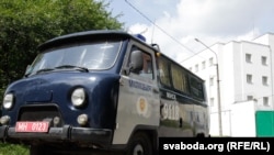 Міліцейська машина біля в'язниці у Мінську, 14 липня 2011 року
