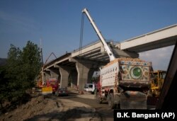 У Пакистані триває будівництво, яке фінансується Китаєм, під виглядом Китайсько-пакистанського економічного коридору на суму понад 60 мільярдів доларів