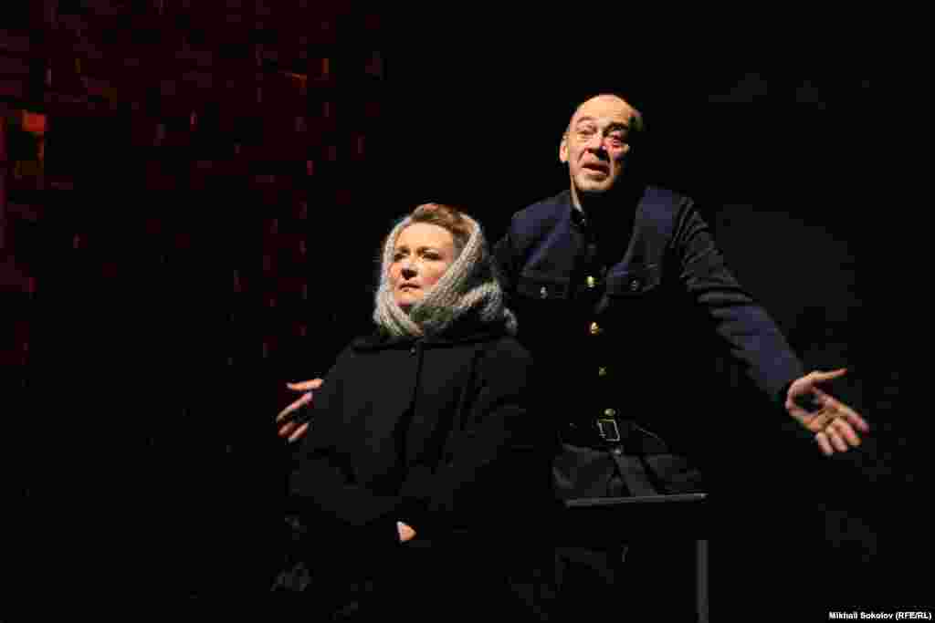 Приезд матери в ГУЛАГ. Марк Розовский. "Папа, мама, я и Сталин".  Грук, сотрудник ВОХР - Андрей Молотков. Мать - Наталья Баронина .