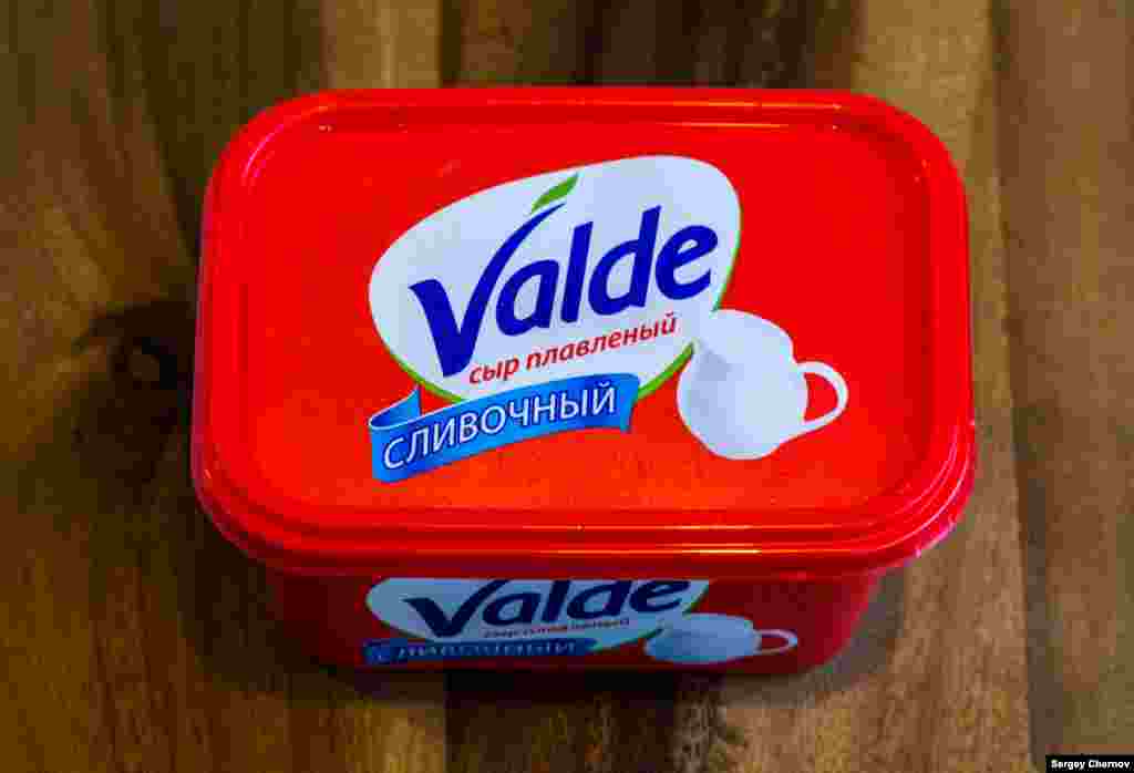 Valde, плавленый сыр, упаковка которого оформлена так, чтобы явственно напоминать покупателю популярную финскую марку этого продукта – Valio. Фирма Valio сохранила свои производства в Петербурге и Подмосковье, но поскольку ввоз многих ингредиентов для выпуска ее продукции сейчас запрещен, найти товары марки Valio на российском рынке сейчас сложно. Так что пока можно довольствоваться Valde.