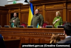 Голова Верховної Ради України Руслан Стефанчук (посередині), перший заступник Олександр Корнієнко (ліворуч) і заступниця спікера Олена Кондратюк. Київ, 3 травня 2022 року