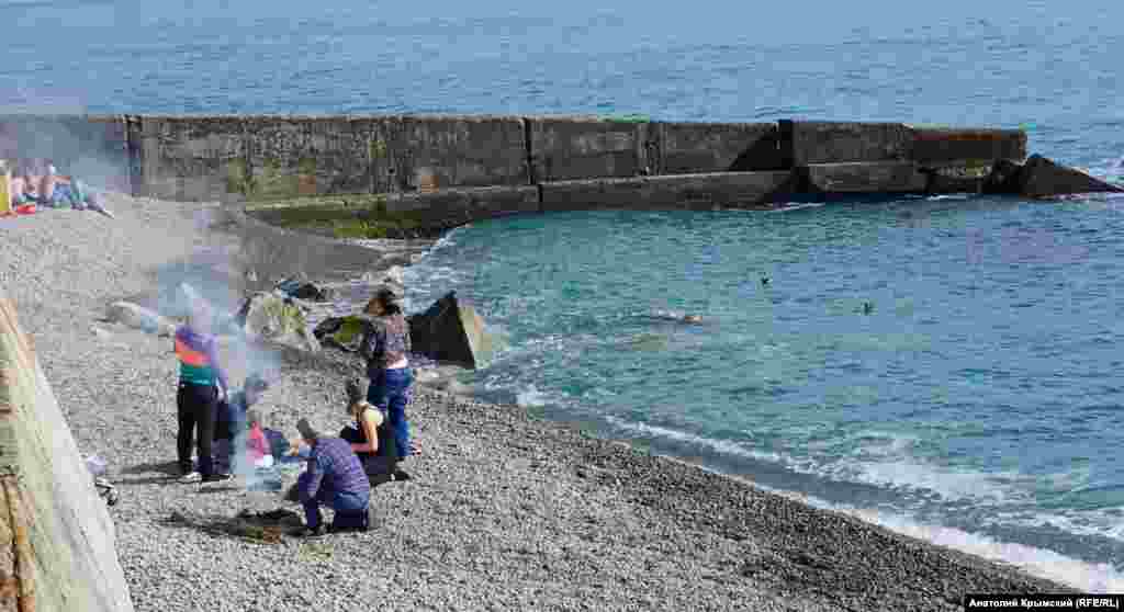 Однако некоторых запреты не останавливают  – шашлыки жарятся прямо на пляже