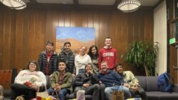 Анастасія Маленко (по середині у верхньому ряду) з командою дебатів у Стенфордському університеті