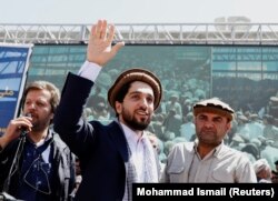 Ахмад Масуд, син загиблого героя антирадянського опору Ахмада Шаха Масуда, вітає своїх прихильників у провінції Панджшир, 5 вересня 2019 року