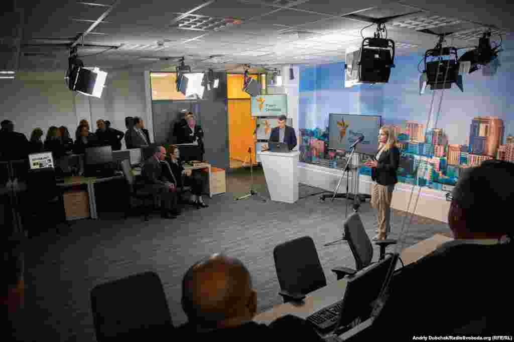 «Глушіння сьогодні продовжується, і це не просто глушіння: продовжуються обшуки в кримчан, яких підозрюють у співробітництві з Радіо Свобода», – директор Української служби Радіо Свобода Мар’яна Драч