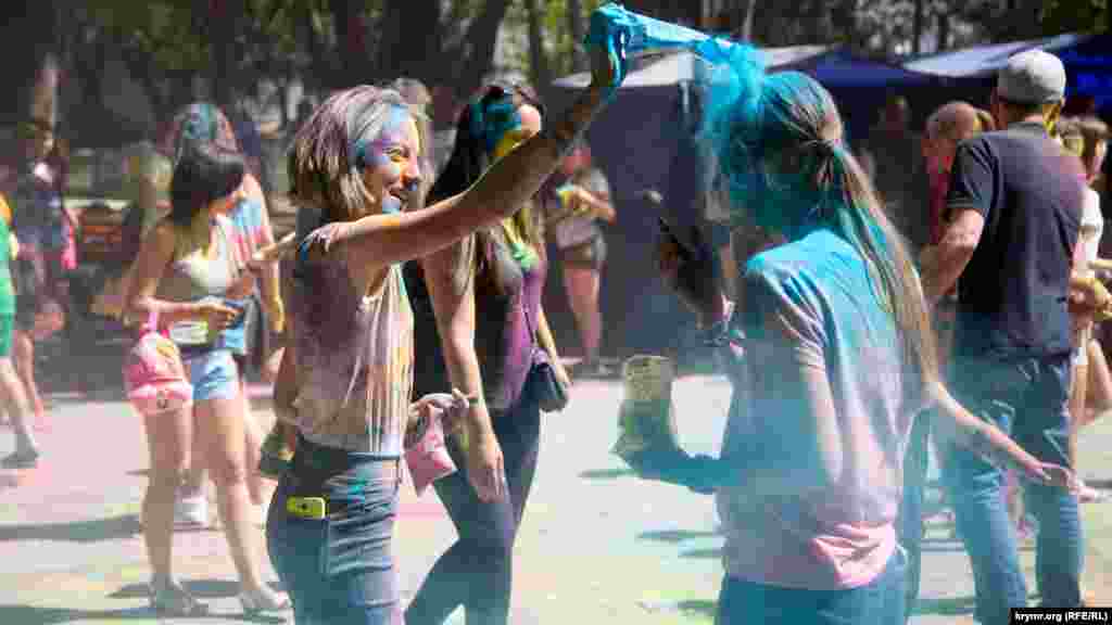 Холи – индийский праздник ярких красок, на котором участники обсыпают друг друга красками из трав и натуральных красителей