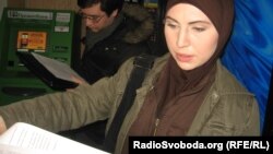 Аміна Окуєва роздає журналістам копії чергового звернення Адама Осмаєва про тортури