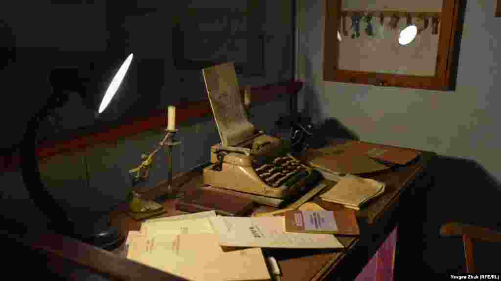 Кабинет одного из руководителей городских служб. Таких кабинетов в убежище несколько 