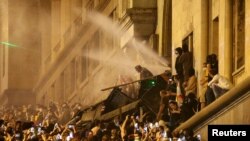 Протестувальники забарикадували вхід до парламенту на знак протесту проти законопроєкту про «іноземних агентів», Тбілісі, Грузія, 2 травня 2024 року