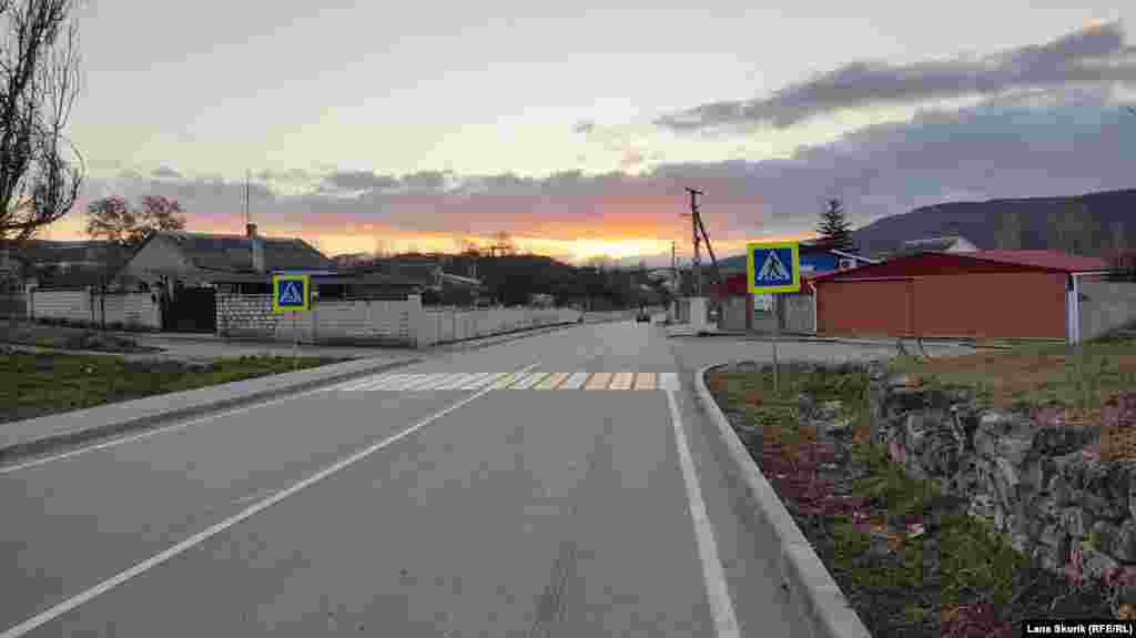 Трасса Бахчисарай – Орловка в Фурмановке проходит по улице Юбилейной и «разрезает» село на две части