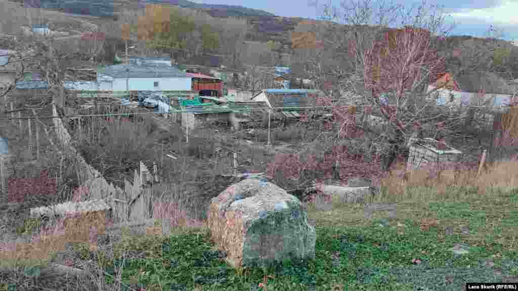 Необычный крупный камень на улице Буденного – его углы прямые