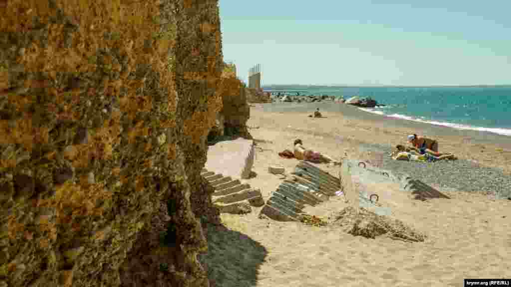 Море заносит песком рухнувшие пролеты старой лестницы