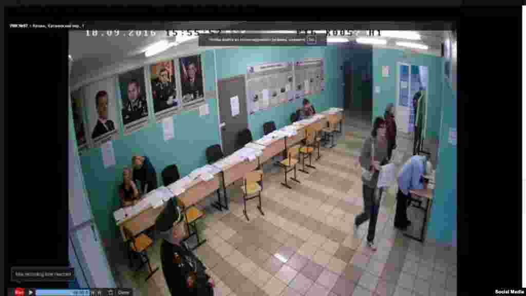 Веб-наблюдатель сообщает, что на избирательном участке в Казани в помещении для голосования висят большие портреты кандидатов от «Единой России» – Дмитрия Медведева и Рустама Минниханова