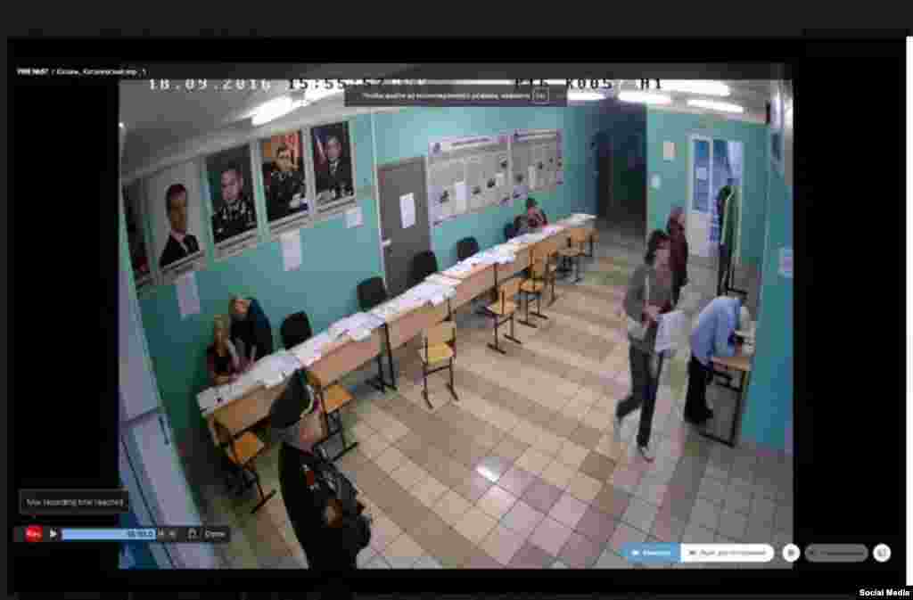 Веб-наблюдатель сообщает, что на избирательном участке в Казани в помещении для голосования висят большие портреты кандидатов от "Единой России" - Дмитрия Медведева и Рустама Минниханова.