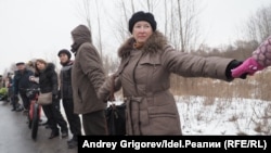 Декабрь 2019 года: казанцы выстроились в живую цепь вдоль Гавриловской рощи, чтобы продемонстрировать готовность защищать лесопарк. Эта акция собрала более сотни человек. Декабрь 2022 года: готовых защищать рощу больше нет.