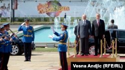 Tradicionalno dobri odnosi Srbije i Belorusije, u krizim danima za Aleksandra Lukašenka, ispraćeni su ćutanjem zvaničnog Beograda. Na slici je Lukašenko sa bivšim predsednikom Srbije Tomislavom Nikolićem, prilikom susreta u Beogradu 12. juna 2014. godine.