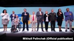 10 осіб першої десятки списку партії «Європейська солідарність». Зліва направо: Іванна Климпуш-Цинцадзе, Ахтем Чийгоз, Яна Зінкевич, Петро Порошенко, Мустафа Джемілєв, Андрій Парубій, Ірина Геращенко, Михайло Забродський, Софія Федина, Олег Синютка. Київ, 9 червня 2019 року