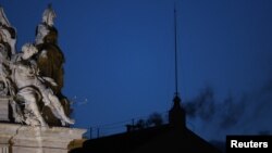 Чорний дим над Сікстинською капелою