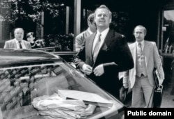 Мер Санкт-Петербургу Анатолій Собчак (на передньому плані) і його помічник Володимир Путін. 1990-і роки