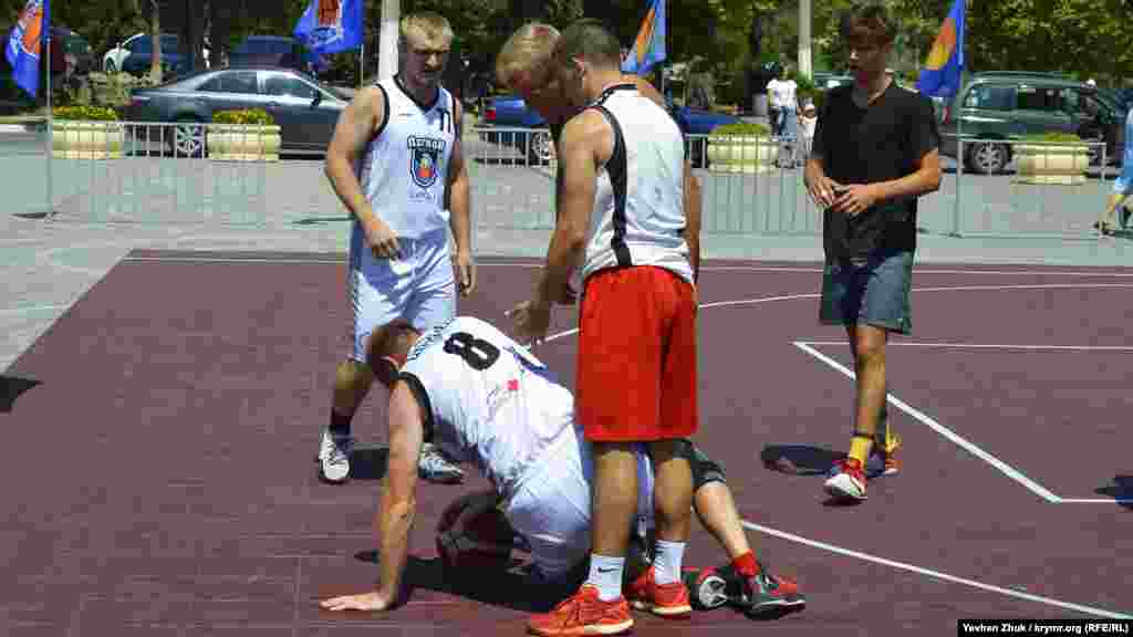 Вуличний баскетбол – контактний вид спорту, травми і конфліктні ситуації бувають часто