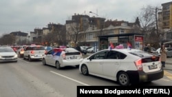 Više stotina taksista je odlučilo da nakon protesta u Novom Sadu besplatno preveze studente i građane za Beograd. Novi Sad, 2. februar 2025.