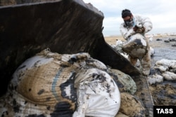 Волонтеры зачищают побережье Анапы от нефтепродуктов, Россия, 24 декабря 2024 года. Архивное фото