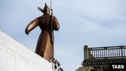 У памятника солдату Красной армии в Ставрополе. Иллюстративная фотография