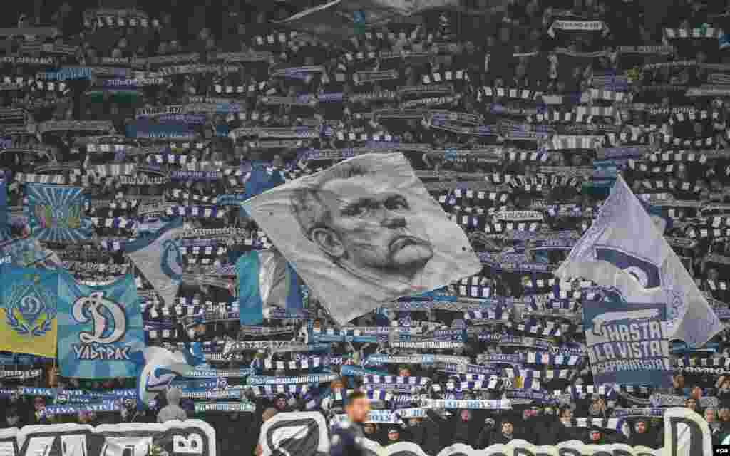 Фани київського «Динамо» під час футбольного матчу з грецьким «Олімпіакосом». Матч закінчився з рахунком 1:0 на користь ФК «Динамо» (Київ). Тим самим, київська команда вийшла в 1/8 фіналу Ліги Європи. Київ, 21 лютого 2019 року