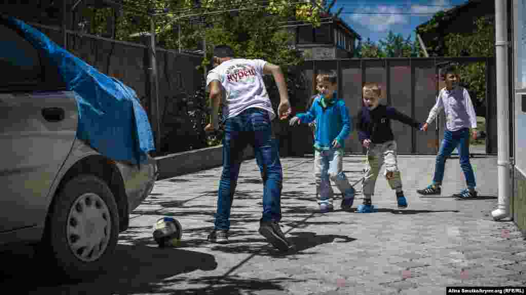 Дети фигурантов бахчисарайского «дела Хизб ут-Тахрир» играют во дворе семьи Зеври Абсеитова (задержан 12 мая 2016 года вместе с еще тремя отцами этих ребят)