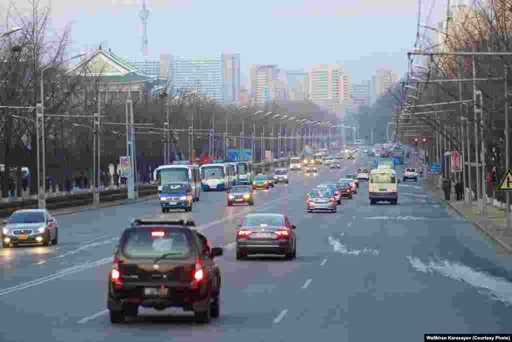 Улица в Пхеньяне. Столица Северной Кореи выглядит намного лучше, чем населенные пункты в провинции. 