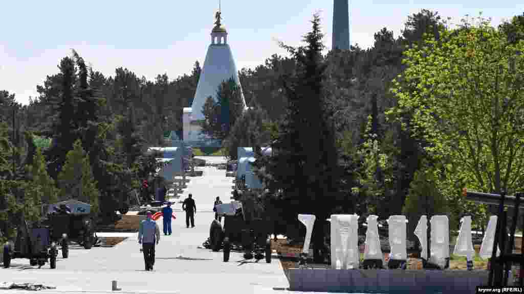 Работы на новой «Аллее славы русского оружия», на которой размещены 52 образца артиллерийской техники и вооружения, включая корабельные орудия