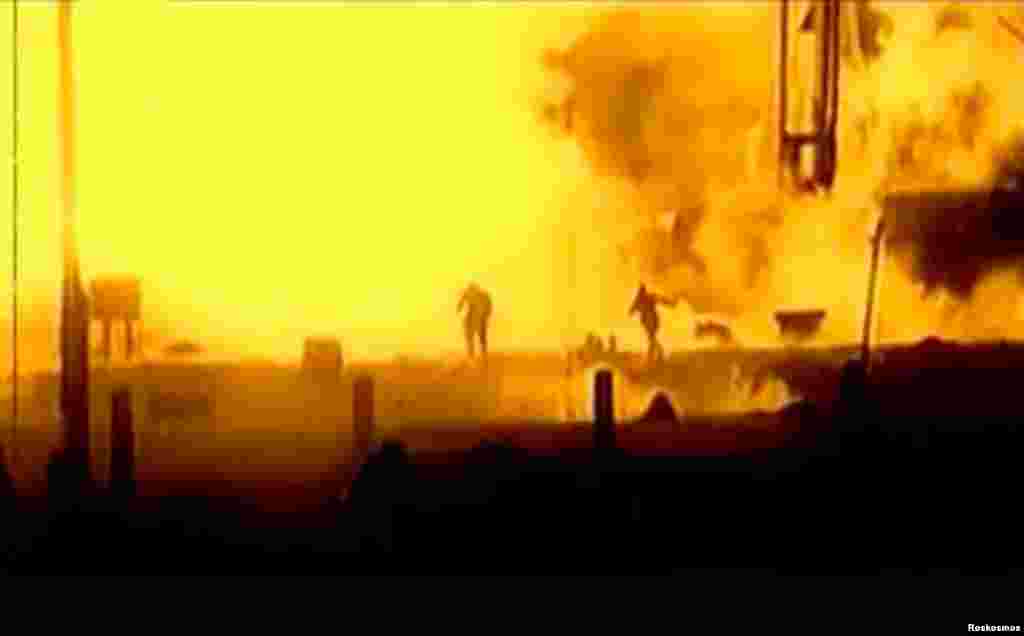 Байконур также был свидетелем нескольких трагедий. Самая известная из них – катастрофа Митрофана Неделина в 1960 году (на фотографии). Ракета взорвалась на стартовой площадке, в результате чего погибли около 80 человек. Инцидент был засекречен. Официально сообщили, что маршал Неделин погиб в авиакатастрофе. Ровно через три года, 24 октября 1963, на Байконуре снова произошла авария, в которой погибли 8 человек. С тех пор 24 октября запуски ракет с космодрома не производились 