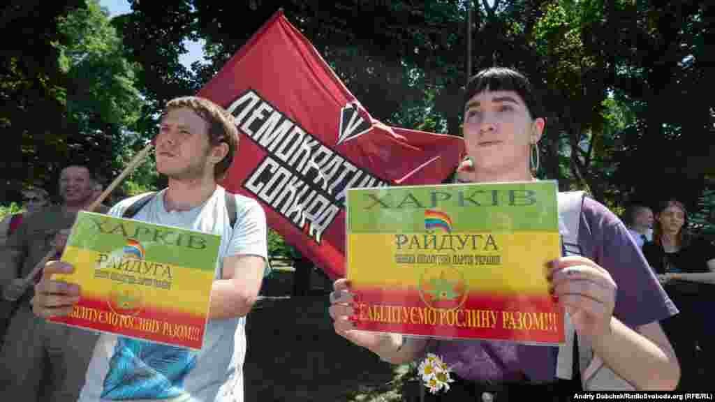 «Підтримуємо реабілітацію та повний легалайз реліктової рослини коноплі. Виробництво з неї тканин та ліків – знеболювальних та антидепресантів», – пояснюють Микита та Юля, активісти партії «Райдуга»  