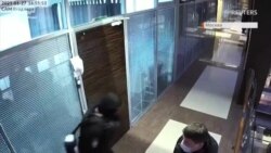 Росія: силовики здійснили низку обшуків у Навального та працівників ФБК (відео) Росія: силовики здійснили низку обшуків у Навального та працівників ФБК (відео)