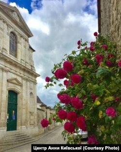 Історична будівля Культурного центру Анни Київської в місті Санліс (Франція)