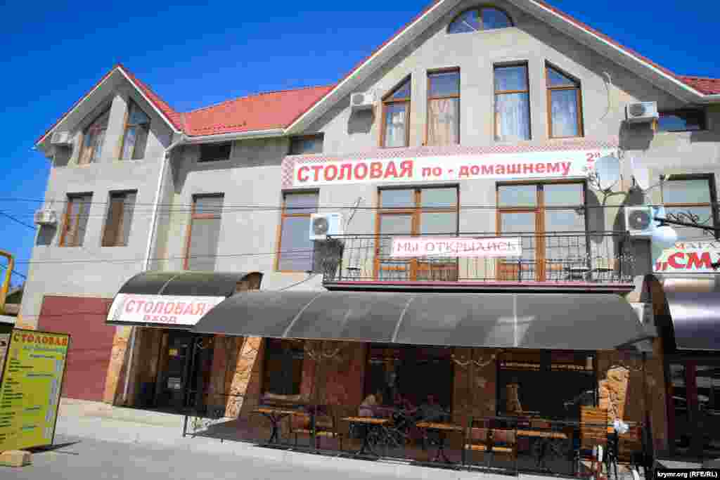 Отель и столовая "по-домашнему". Это одно из немногочисленных заведений которое в этом году открылось. 