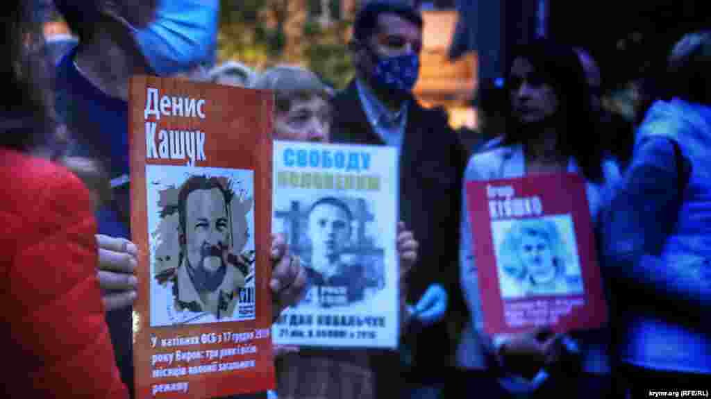 Участники акции держали в руках плакаты в поддержку заключенных. Среди которых «хватит обещать и ждать! Нужно действовать». Автор плаката пояснила, что таким образом она пытается привлечь внимание представителей украинской власти к проблеме украинских политузников