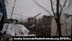 Морпіхи розвантажують з машини дошки для настилу у окопах на передовій