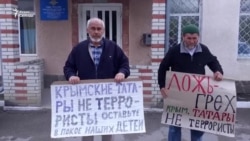 В Крыму задерживают крымских татар В Крыму задерживают крымских татар