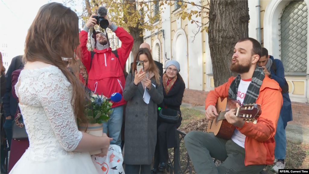 Бывший обвиняемый по "московскому делу" Алексей Миняйло спел невесте
