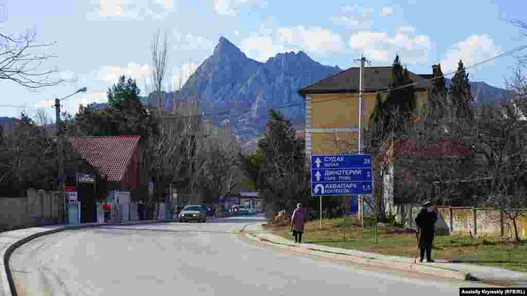 Главная «артерия» курортного Коктебеля – улица Ленина