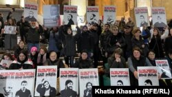 დემონსტრანტები და დაკავებულთა ოჯახების წევრები მოითხოვენ პროევროპულ აქციებში მონაწილეობის გამო დაჭერილთა გათავისუფლებას. 9 აპრილი. თბილისი