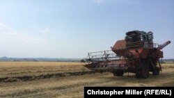 Комбайн Василя, місцевого селянина – він обробляв поля, де було місце пуску ракети