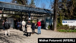 Procedura imenovanja dva člana Upravnog odbora Kiničkog centra je još u toku (na fotografiji pacijenti ispred Kliničkog centra Sarajevo).