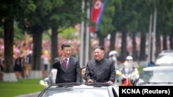 სი ძინპინი (მარცხნივ) და კიმ ჩენ ინი ფხენიანში. 2019 წლის 20 ივნისი