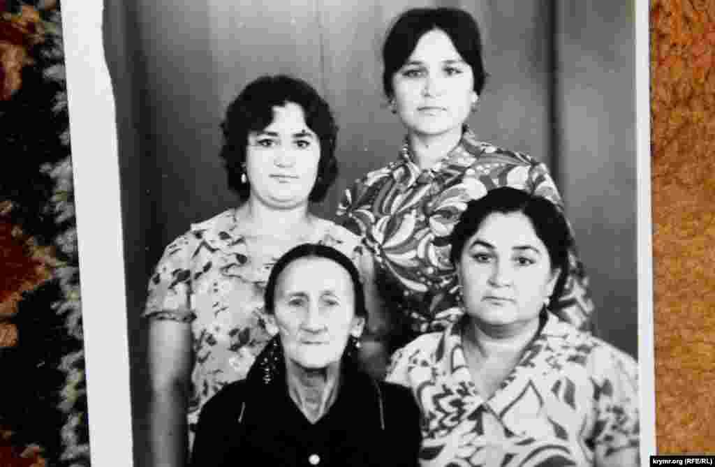 На фото – сестры и мать Зумрие. Из-за малярии и тифа в ее семье не стало двоих детей. В Крым Зумрие вернулась вместе с мужем только в 1995 году в надежде на то, что на своей родине жизнь будет лучше. Воспоминания Зумрие читайте на нашем сайте