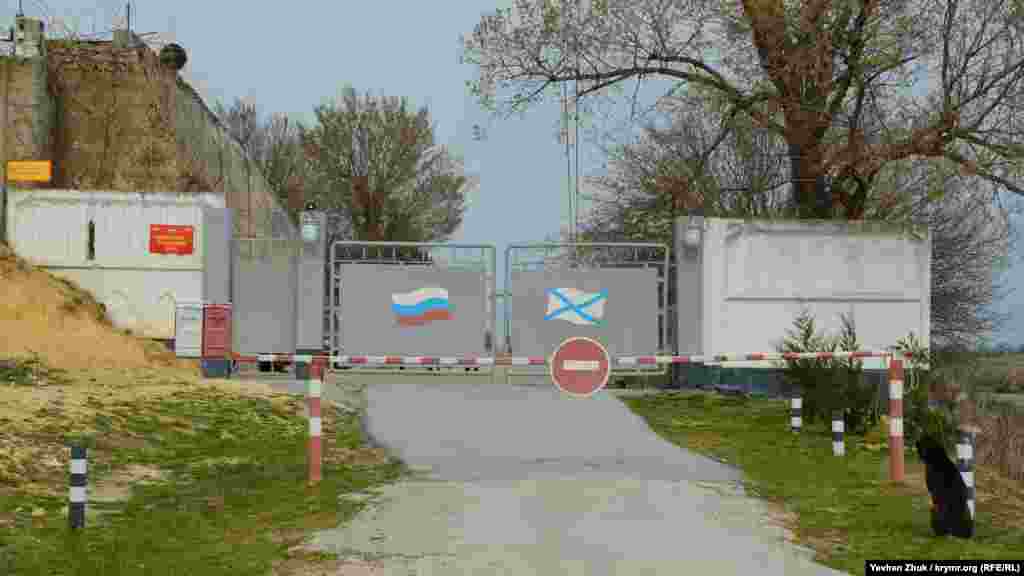 При строительстве батарея получила номер 26, но в 1917 году после известных событий возведение объекта было остановлено. Готовность его на тот момент составляла около 70 процентов. На фото: КПП российской воинской части, на территории которой находится 30 береговая батарея