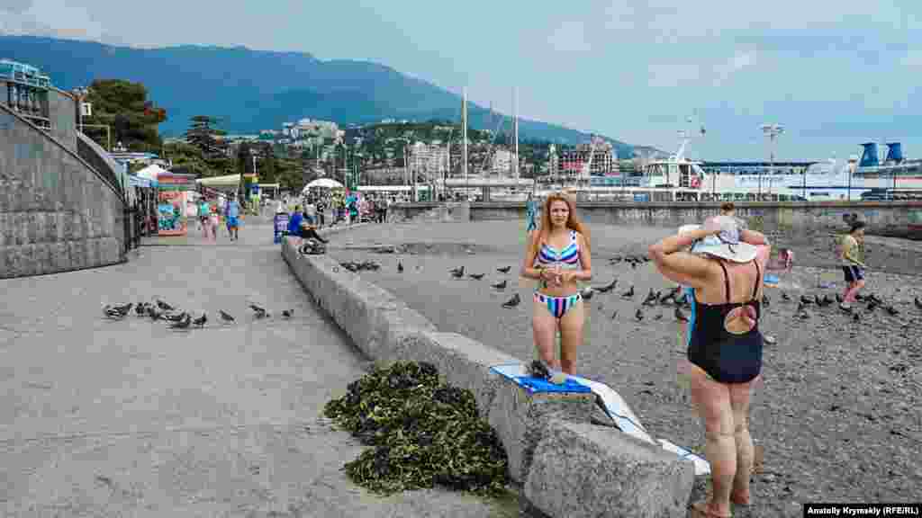 С раскатами грома засуетились некоторые туристы, отдыхающие под часовней Новомучеников и исповедников российских