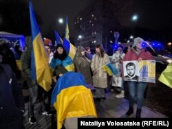 Акція протесту на захист України під стінами посольства США у Варшаві, Польща, 3 березня 2025 року