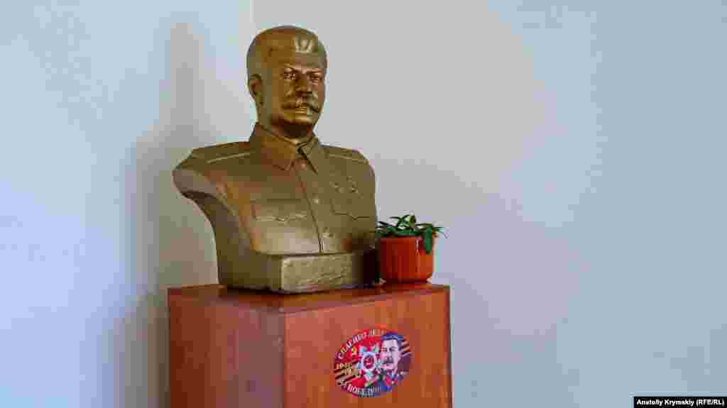 «Позолоченный» бюст Сталина стоит во главе угла в вестибюле управления сельскохозяйственного кооператива «Правда» в селе Правда Первомайского района